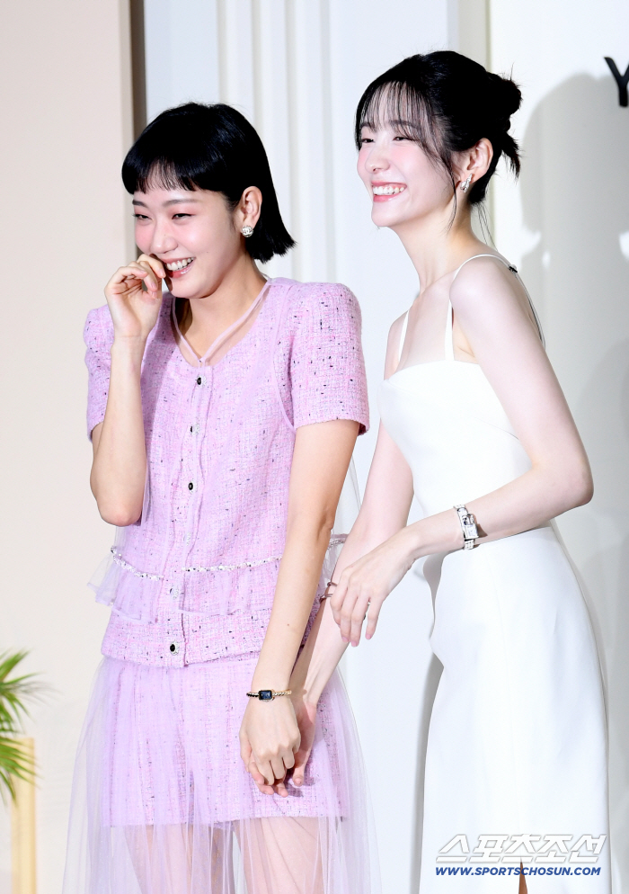  Kim Goeun, Park Jihyun, clean smile