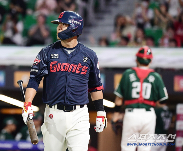  Lotte Kim Min-sung's full base chance, a disappointing strikeout