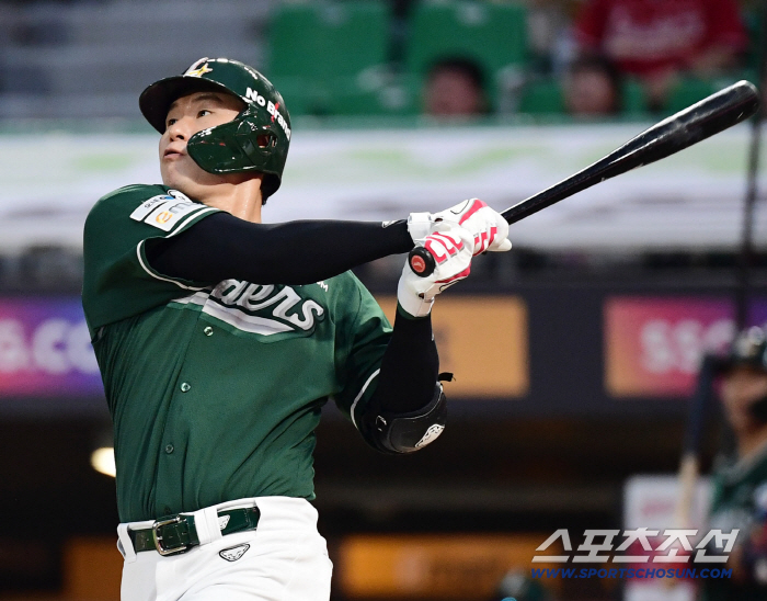  RYU HYO SEUNG, pull it hard. Two-run shot