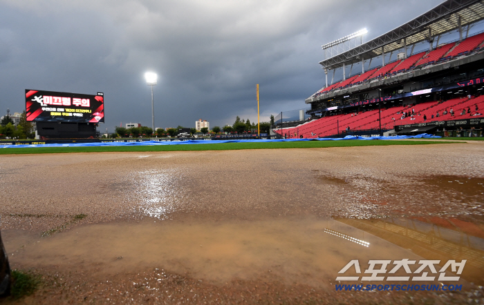  Water is on the ground, and Gwangju KTKIA match is canceled due to rain