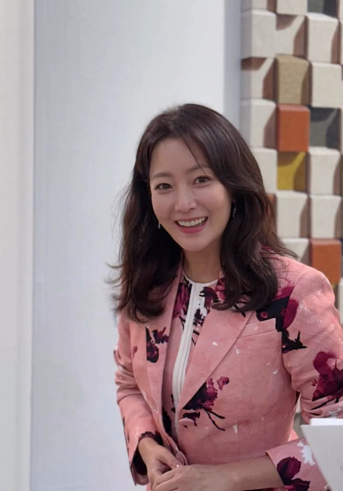  You started the wine business and even attended the art fair? Kim Hee-sun and Pink Set-up Goddess Still
