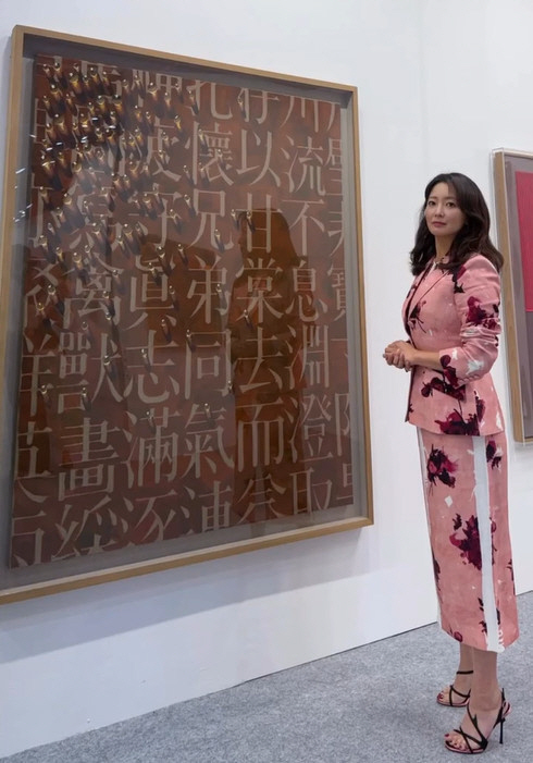  You started the wine business and even attended the art fair? Kim Hee-sun and Pink Set-up Goddess Still