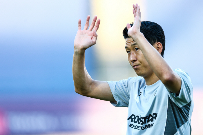 Son Heung-min, the most popular star with below-par performance, must have been heartbroken by the decision to leave