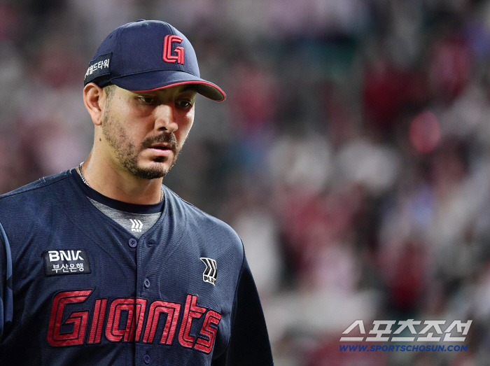 Velazquez, who failed to endure even in the fifth inning, renewed his worst pitching by allowing 3 home runs  6 runs → ERA 8.87…How long are you going to watch? 