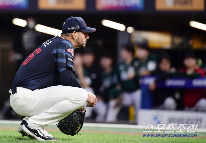 Velazquez, who failed to endure even in the fifth inning, renewed his worst pitching by allowing 3 home runs  6 runs → ERA 8.87…How long are you going to watch? 