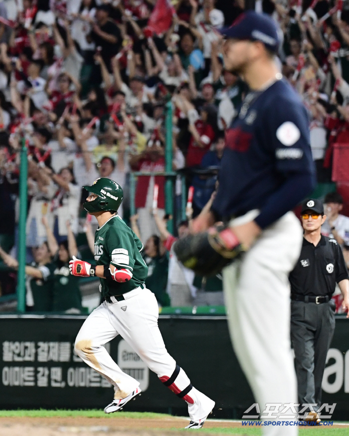 Velazquez, who failed to endure even in the fifth inning, renewed his worst pitching by allowing 3 home runs  6 runs → ERA 8.87…How long are you going to watch? 