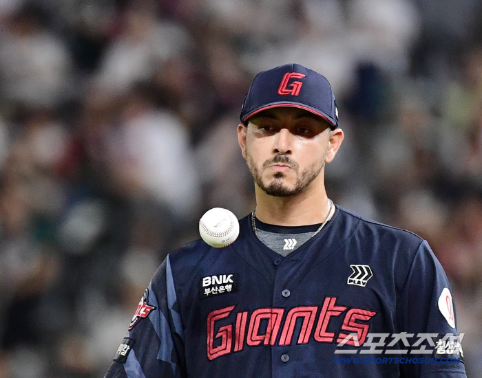 Velazquez, who failed to endure even in the fifth inning, renewed his worst pitching by allowing 3 home runs  6 runs → ERA 8.87…How long are you going to watch? 
