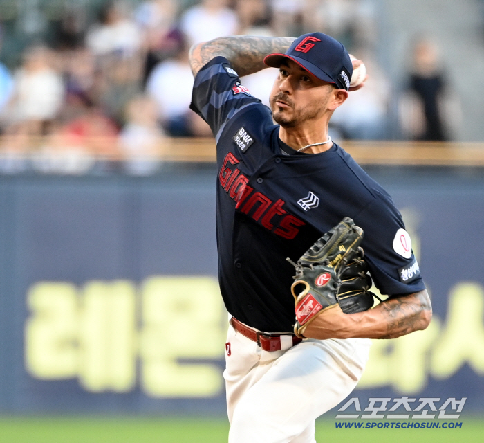 What should I do with Velazquez? When asked, smile...Director Kim Tae-hyung's inner hitters should play with confidence. 