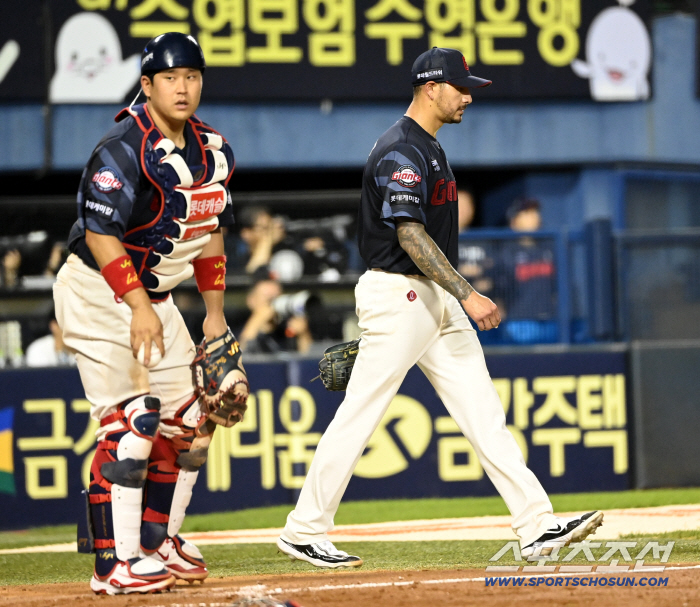What should I do with Velazquez? When asked, smile...Director Kim Tae-hyung's inner hitters should play with confidence. 