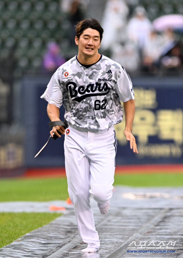 Ahn Jae-seok's ceremony of Doosan Bears, which was disappointed by the news of the cancellation of the rain, changed his mind. 