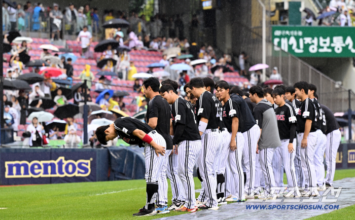 Ahn Jae-seok's ceremony of Doosan Bears, which was disappointed by the news of the cancellation of the rain, changed his mind. 