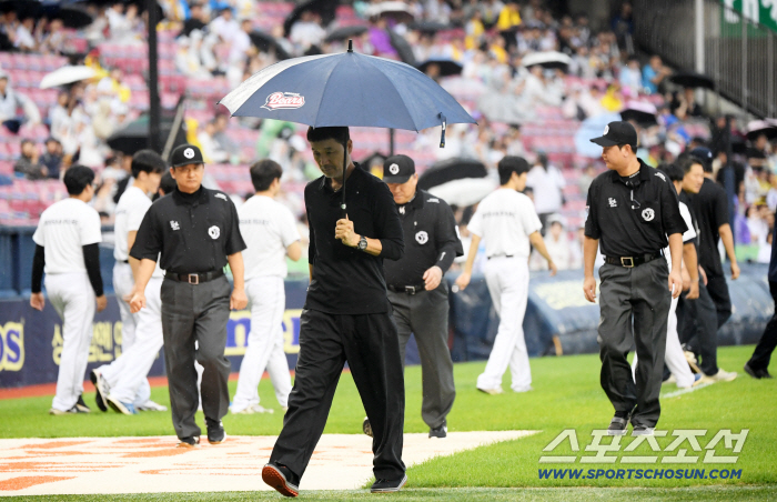 Ahn Jae-seok's ceremony of Doosan Bears, which was disappointed by the news of the cancellation of the rain, changed his mind. 