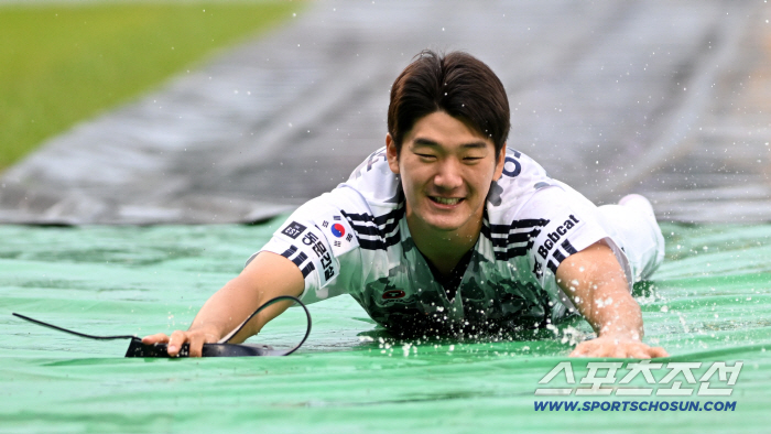 Ahn Jae-seok's ceremony of Doosan Bears, which was disappointed by the news of the cancellation of the rain, changed his mind. 