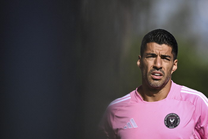 Biting bad boy who couldn't break my habit, Suarez is suspended for 6 games due to saliva spitting