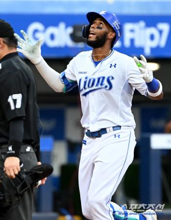 Diaz, who broke his silence after five games of off-the-field home runs, exploded with his 44th home run of the season against Moon Dong-ju