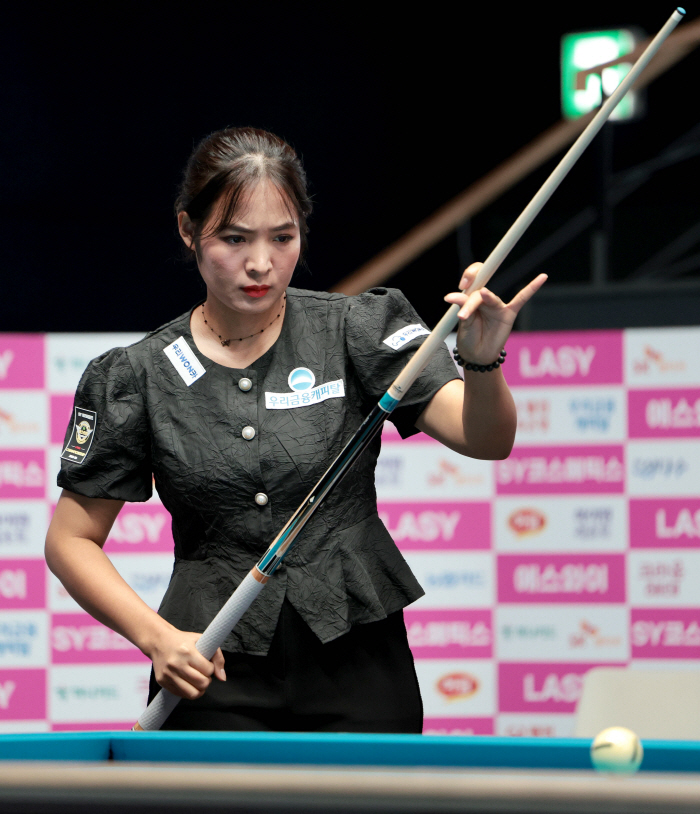 Dramatic drama director Kim Ga-young and Throw succeeded in advancing to the semifinals after a close race in the full set
