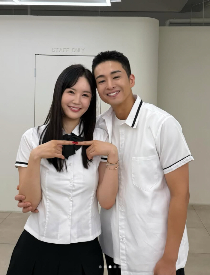 Jang Young-ran, 47, ♥ Uniform date with Han Chang..Divorce Hong Jinkyung looks great! lol