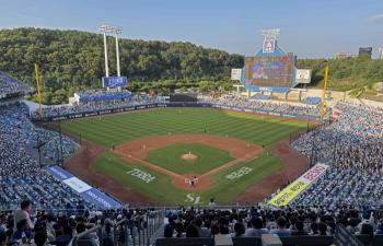 On the day KBO made history, Samsung wrote a miracle. The taste of the roller coaster is certain to surpass LG's first-ever 1.6 million