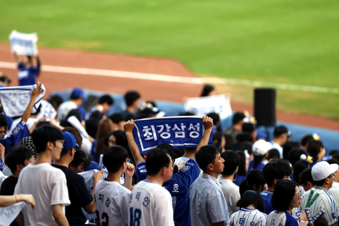 On the day KBO made history, Samsung wrote a miracle. The taste of the roller coaster is certain to surpass LG's first-ever 1.6 million