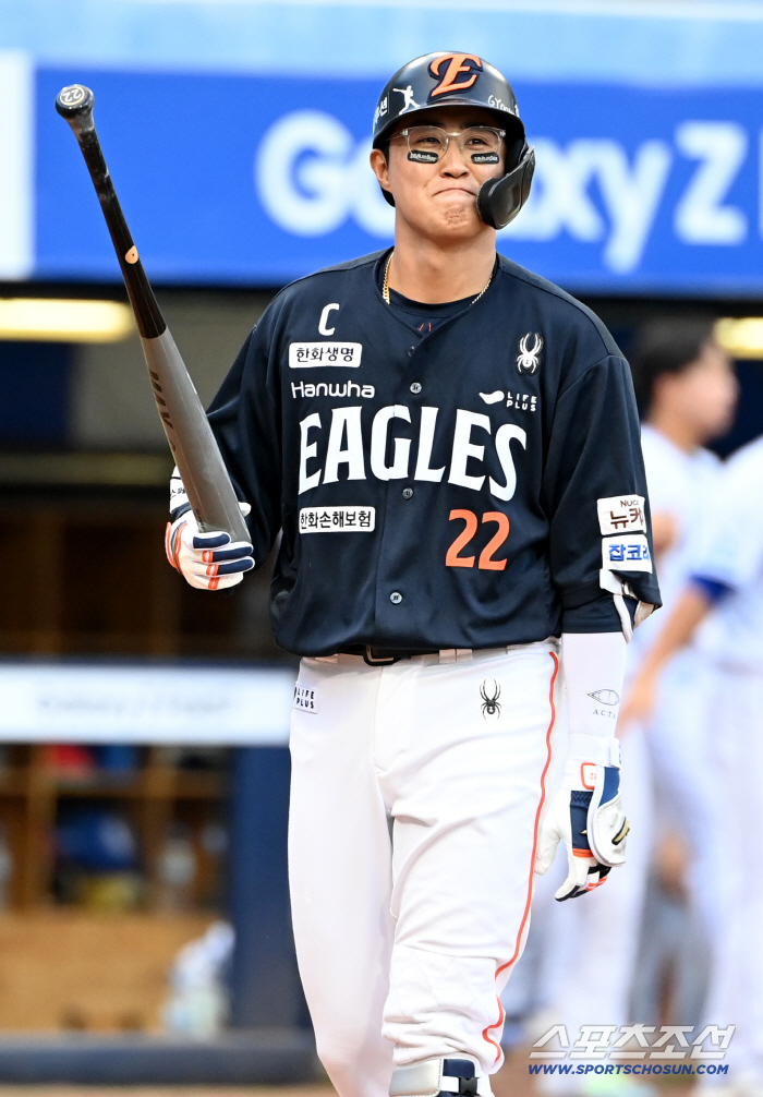  Chae Eun Sung is disappointed with the strikeout