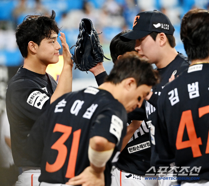  Dongjoo Moon, who greets Dongwook Cho, did a good job!