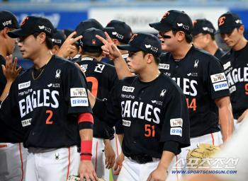 Eagle claw ceremony with coach Kim Seo-hyun and Yoon Kyu-jin