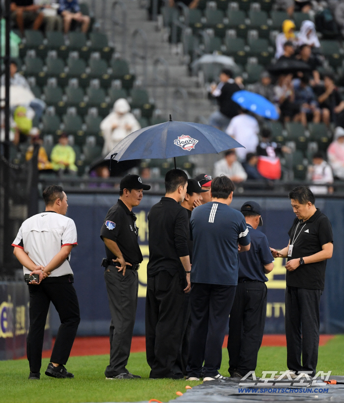  Gyeonggi Supervisor Han Yong-deok checks the status of Jamsil ground