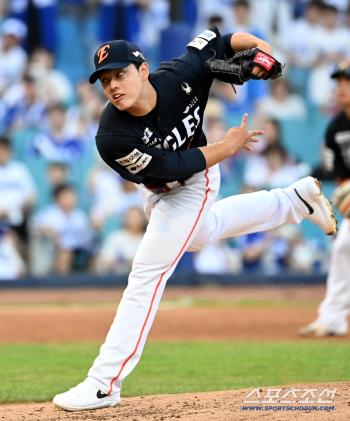 Hanwha starter Moon Dong-ju's hard throw