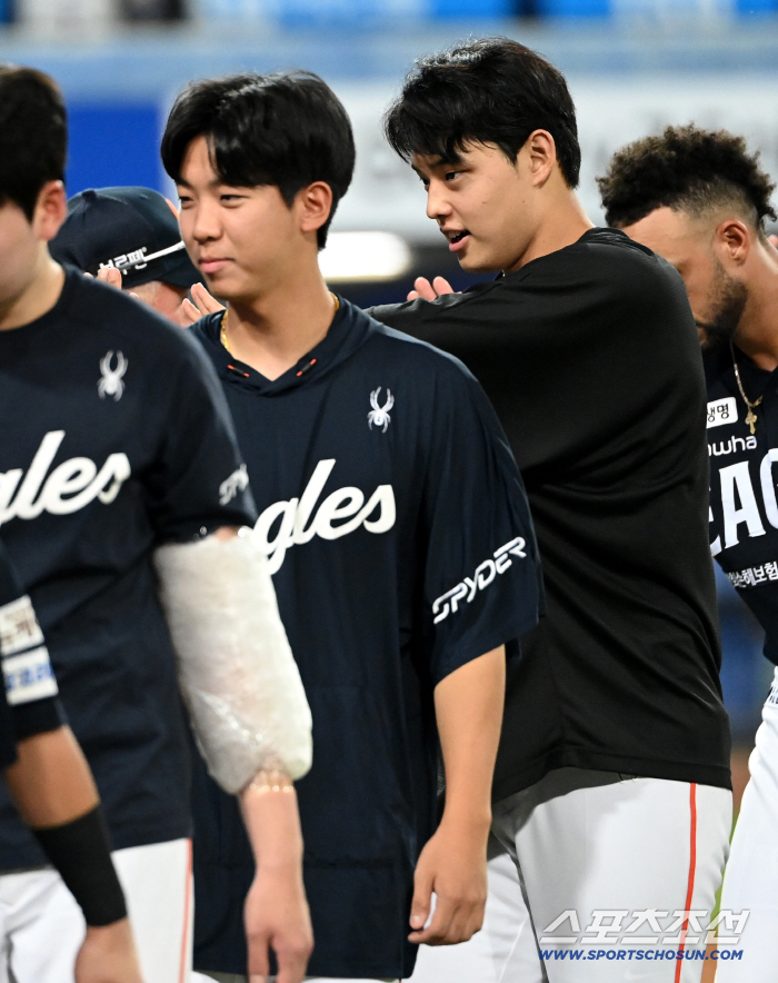  High-five with Director Moon Dong-ju and Director Kim Kyung-moon to achieve 11 wins