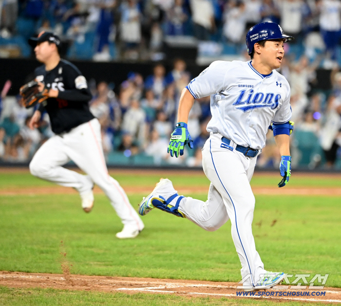  Kim Heon-gon smiles and goes to first base