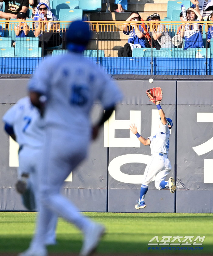  Kim Ji-chan, good defense to save the pitcher
