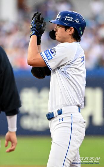  Koo Ja-wook starts with a hit in the bottom of the fourth inning