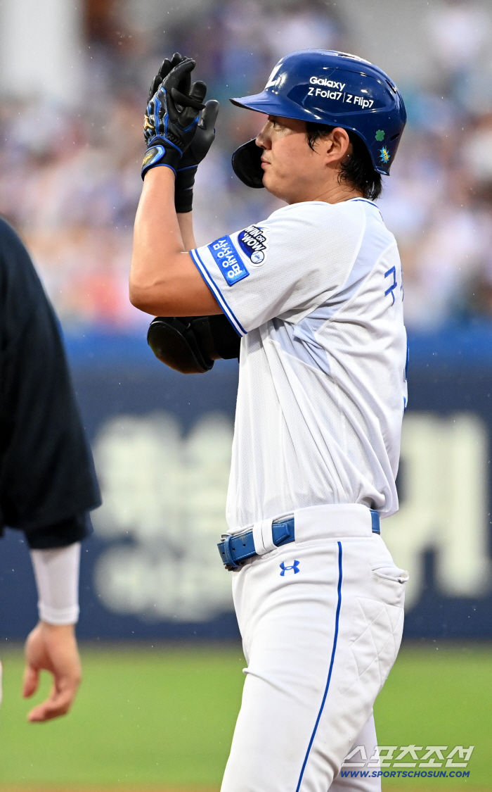  Koo Ja-wook starts with a hit in the bottom of the fourth inning