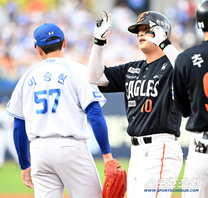  Lee Jin-young hits the leadoff hitter in the second inning