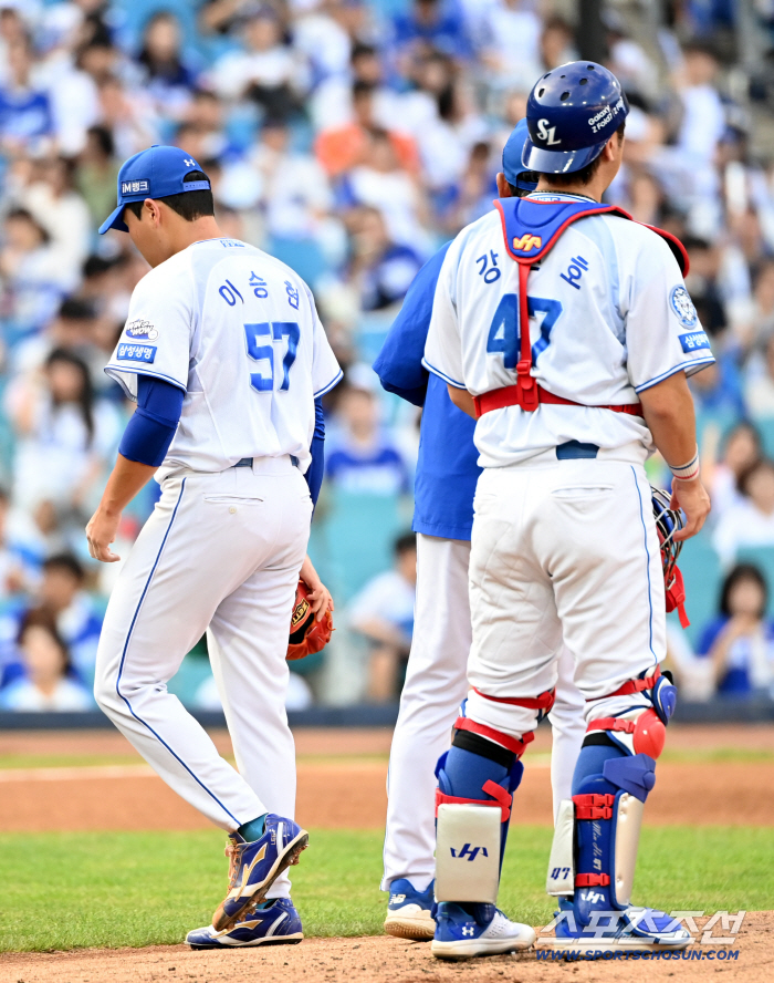  Lee Seung-hyun left the plate after failing to fill the 2nd inning
