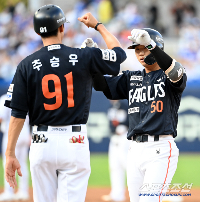  Lee Won-seok makes a timely hit with the first RBI