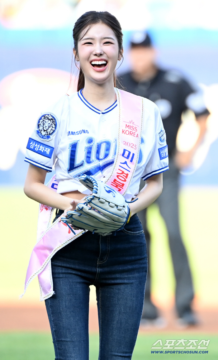  Miss Korea Jin Jeongyeonwoo has a beautiful smile