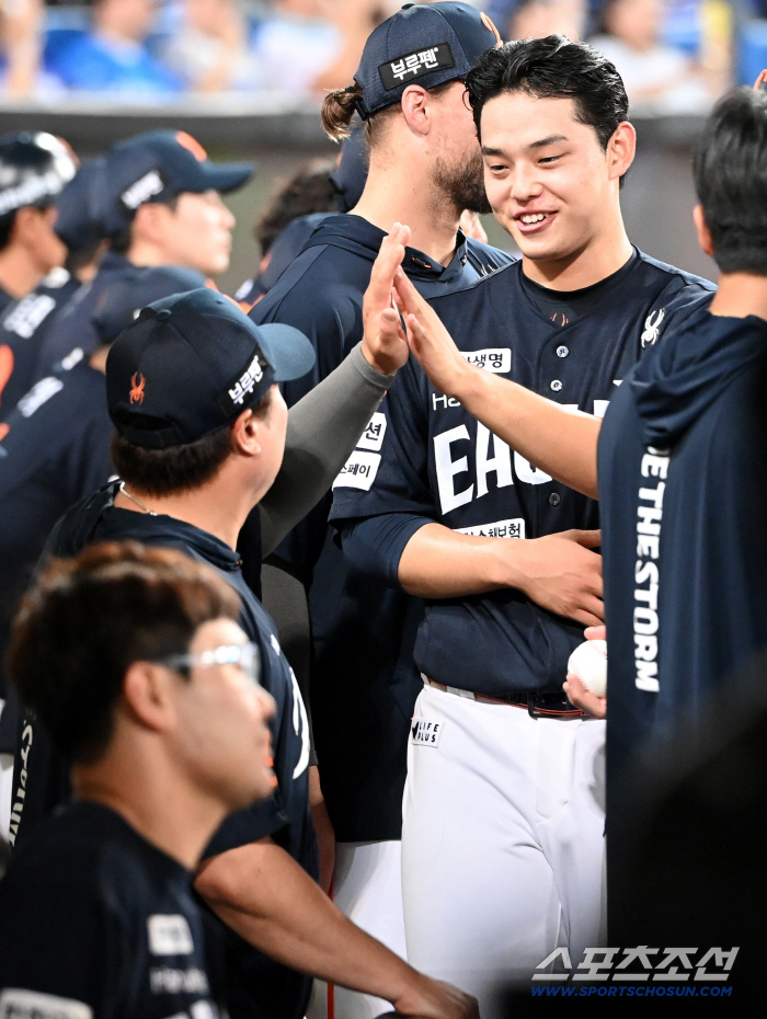  Moon Dong-joo High-Five With Ryu Hyun-jin