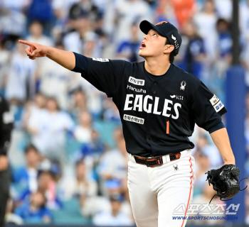  Moon Dong-ju gestures towards the ball!