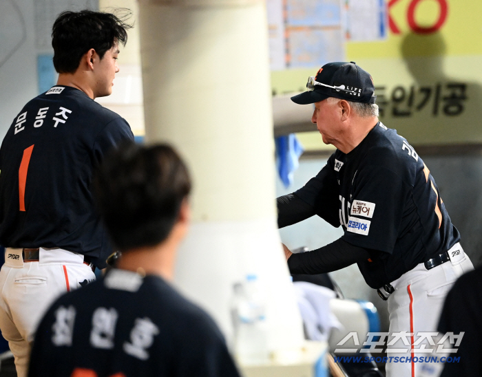  Moon Dong-ju shaking hands with director Kim Kyung-moon