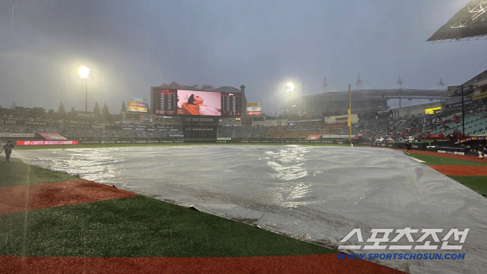  The pouring rain ahead of the start of the SSG Lotte game