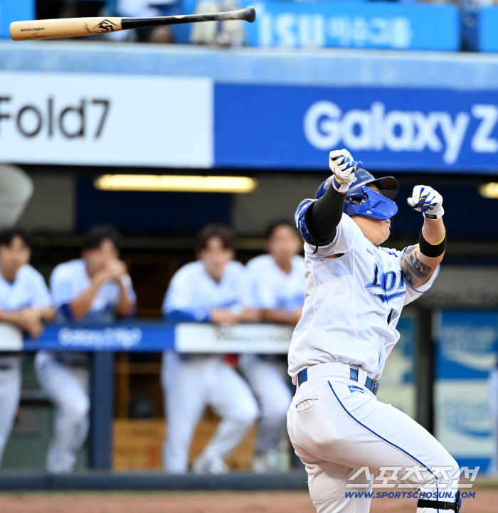  Ryu Jihyuk, where is the bat going?