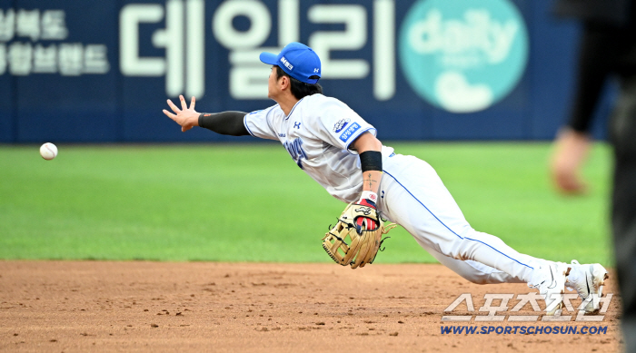 RYUJI HYUK, 2nd base toss with his whole body
