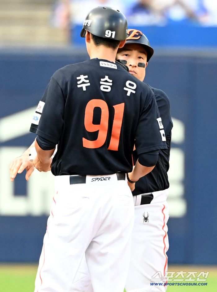  Son Ah-seop hits a two-run double with a bases-loaded chance!