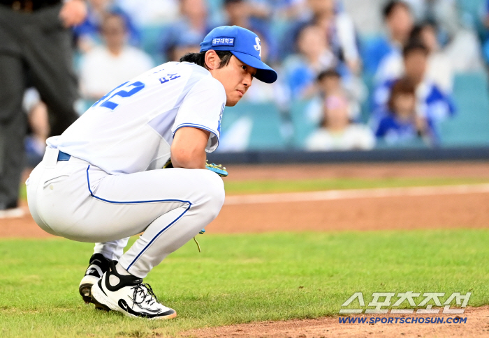  Yang Chang-seop, who was hit, complained of pain sitting back