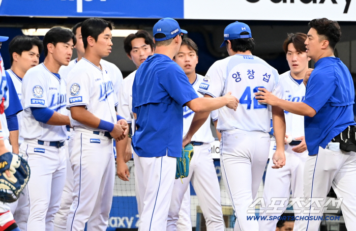 Yang Chang-seop, who was hit, looked worried about his colleagues
