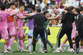 Suarez, this time spit on the opposing staff! a six-game suspension