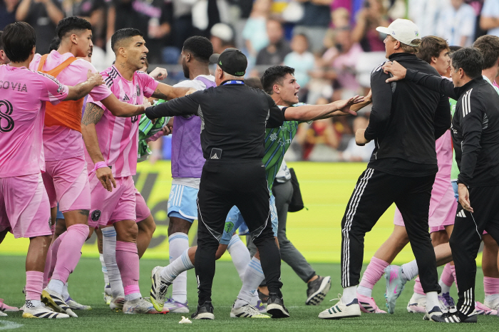 Suarez, this time spit on the opposing staff! a six-game suspension