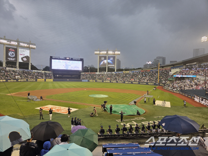 What do you mean, a tarpaulin when you sing the national anthem! Rare scenery → Playball delayed due to sudden heavy rain in Jamsil