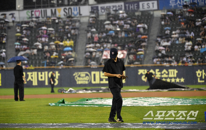 What do you mean, a tarpaulin when you sing the national anthem! Rare scenery → Playball delayed due to sudden heavy rain in Jamsil